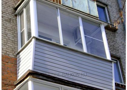 Холодное остекление алюминиевыми окнами с выносом и с внешней отделкой сайдингом в Подольске