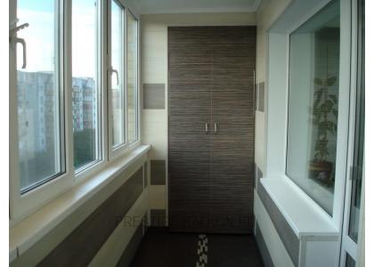 Теплое остекление балкона с утеплением и отделкой ПВХ панелями и ламинатом в Подольске