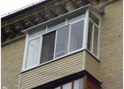 Холодное остекление балкона алюминиевыми окнами с внешней отделкой сайдингом и кровлей из профлиста в Подольске