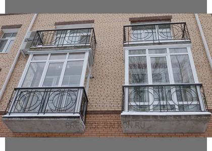 Французское остекление балкона пластиковыми окнами с фигурными ограждениями в Подольске