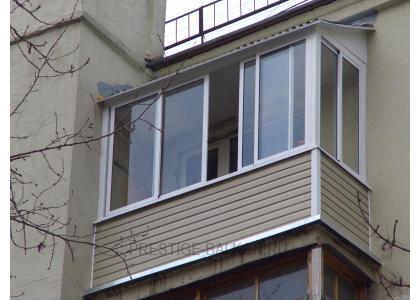 Холодное остекление балкона раздвижными окнами с выносом и крышей в Подольске