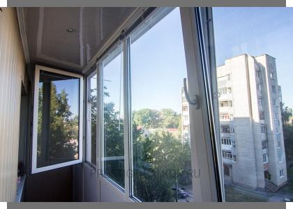 Холодное остекление алюминиевыми окнами Алютех с отделкой стен вагонкой ПВХ в Подольске