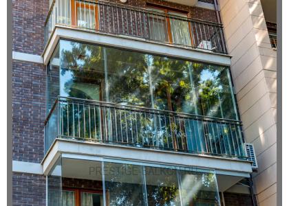 Безрамное остекление балкона с отделкой ограждений в Подольске