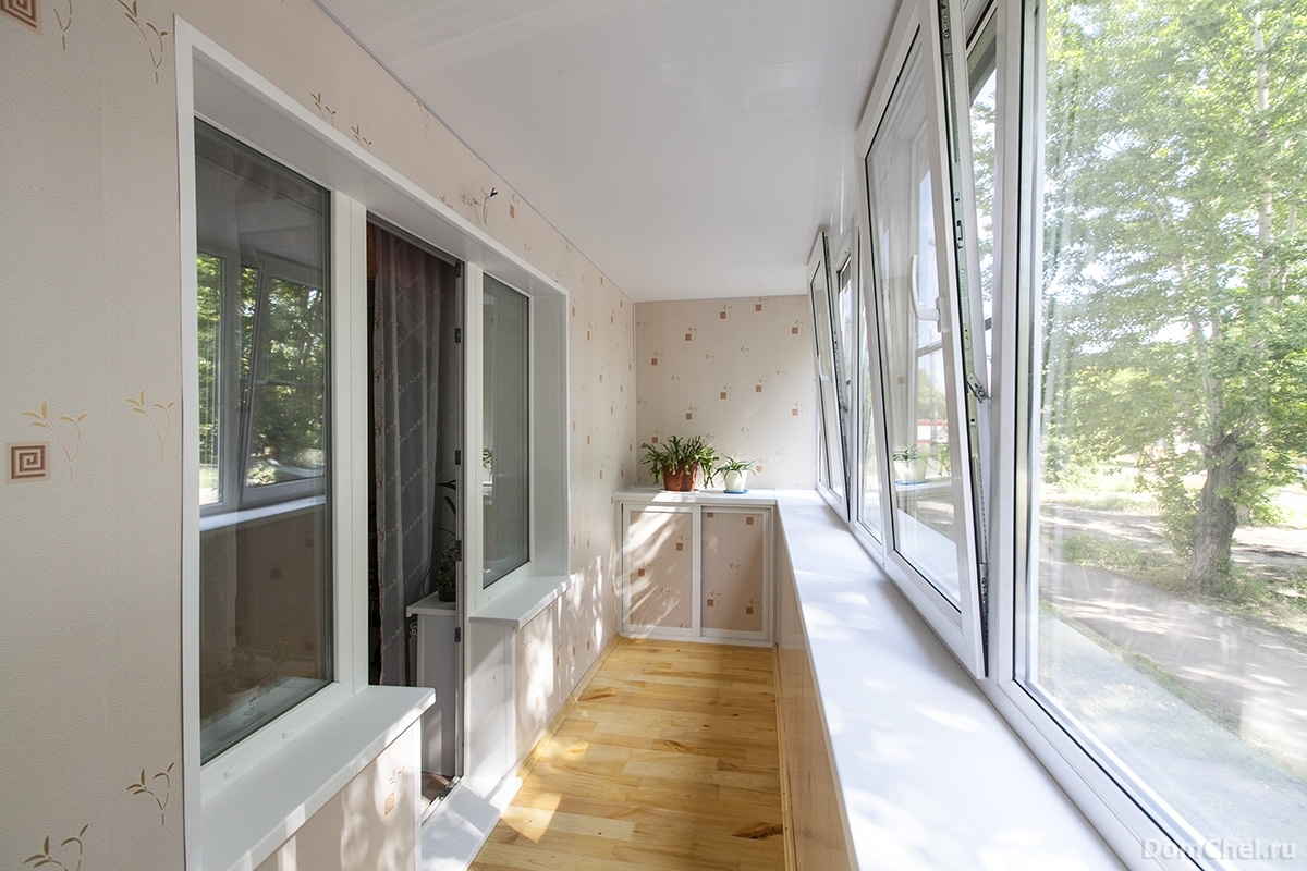 Теплое остекление лоджии пластиковыми окнами и отделка стен и потолка пластиковыми панелями в Подольске