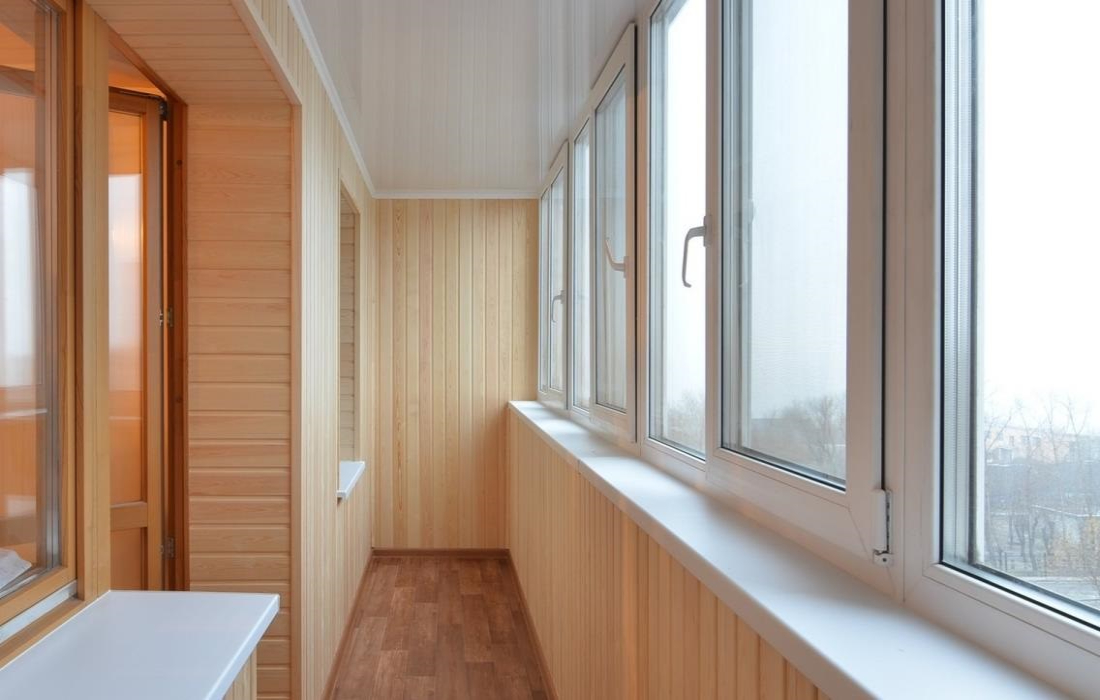 Тёплое остекление балкона профилем Veka и отделка стен деревом в Подольске