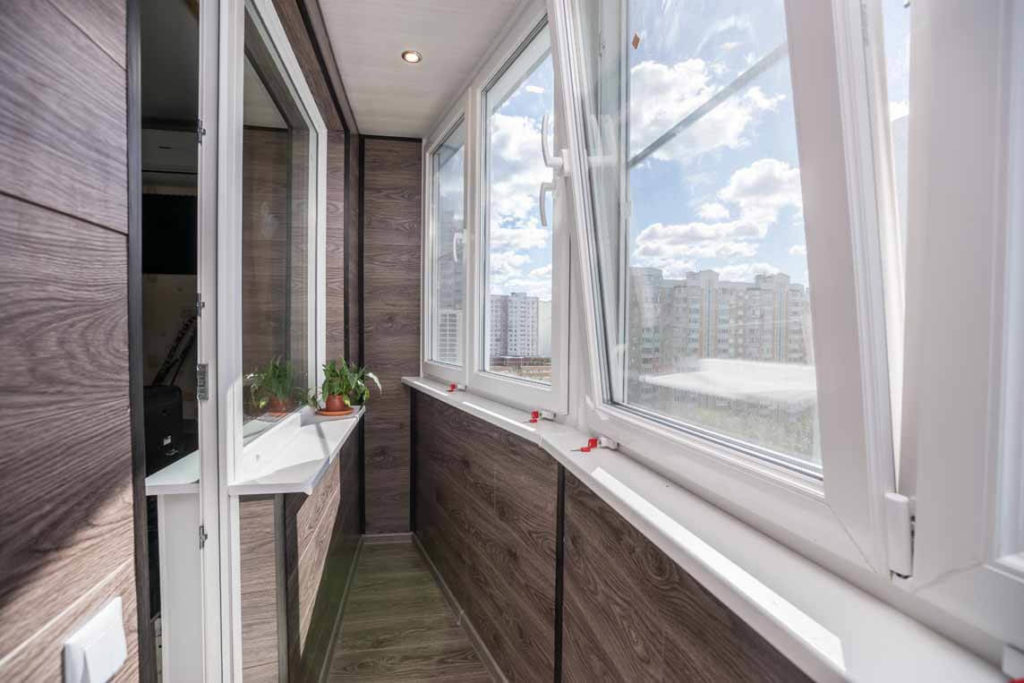 Тёплое остекление балкона профилем Rehau c отделкой ламинатом в Подольске