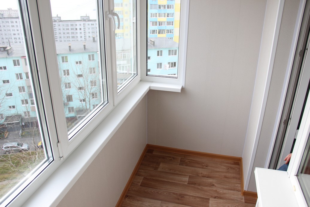 Теплое остекление распашными пластиковыми окнами балкона профилем Rehau и отделкой стен в Подольске