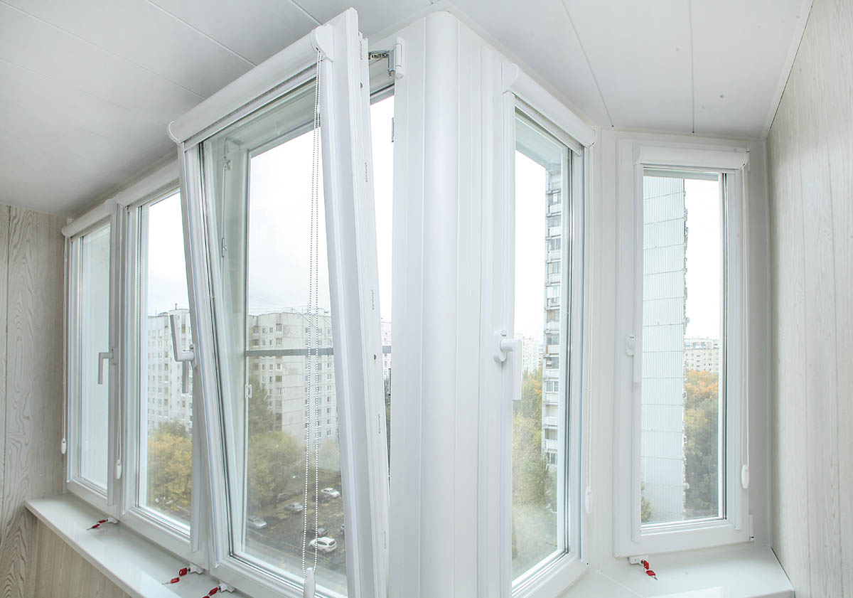 Тёплое остекление пластиковыми окнами балкона профилем КВЕ и отделкой стен гипсокартоном в Подольске