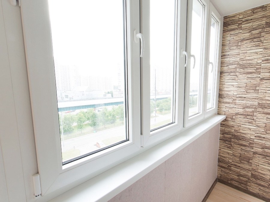 Тёплое остекление балкона профилем КВЕ и комбинированной отделкой пластиком и деревом в Подольске