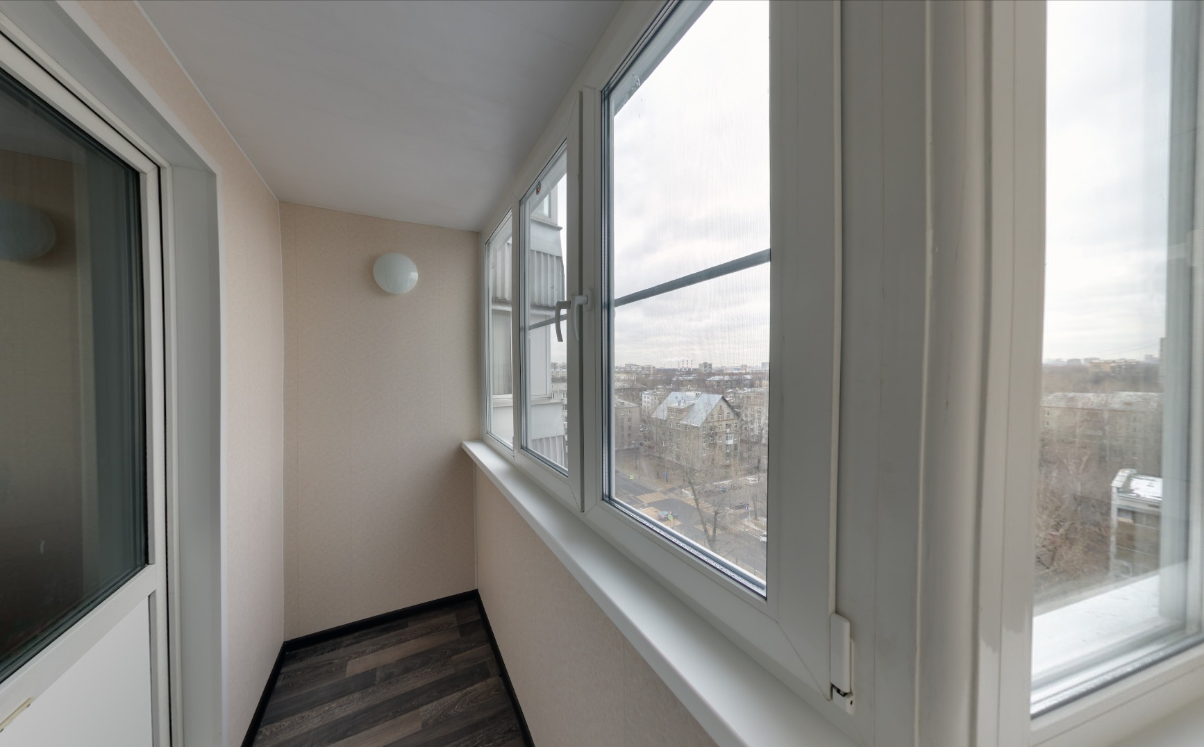 Теплое остекление пластиковыми окнами REHAU с отделкой стен и потолка панелями ПВХ в Подольске