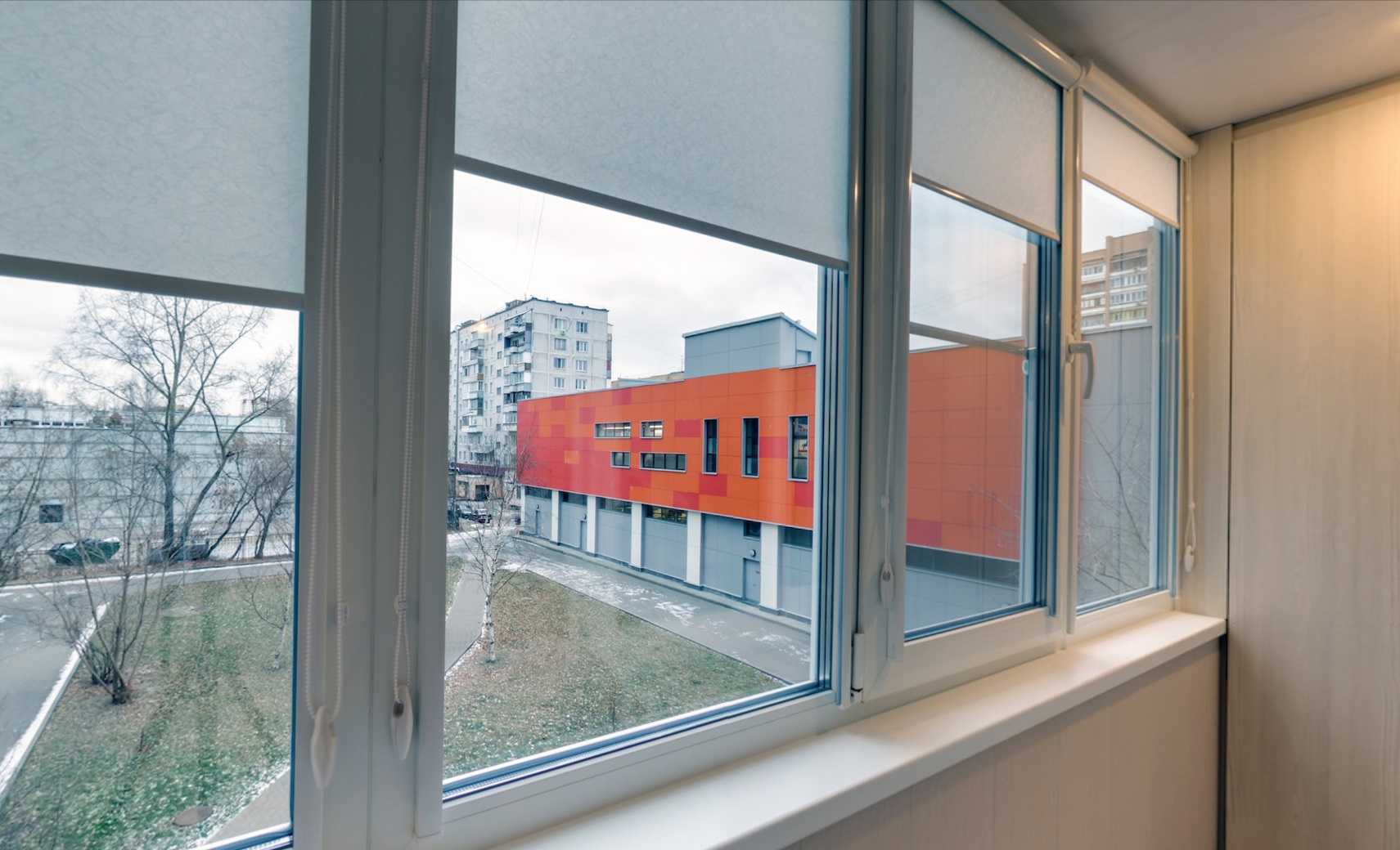 Теплое остекление балкона профилем REHAU с отделкой и выпадающими шторами в Подольске