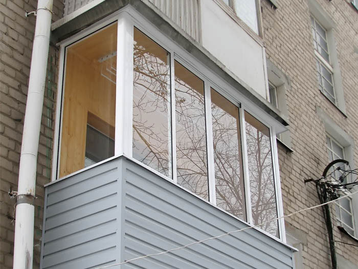 Холодное остекление балкона алюминиевыми окнами Provedal и отделкой деревянной вагонкой в Подольске