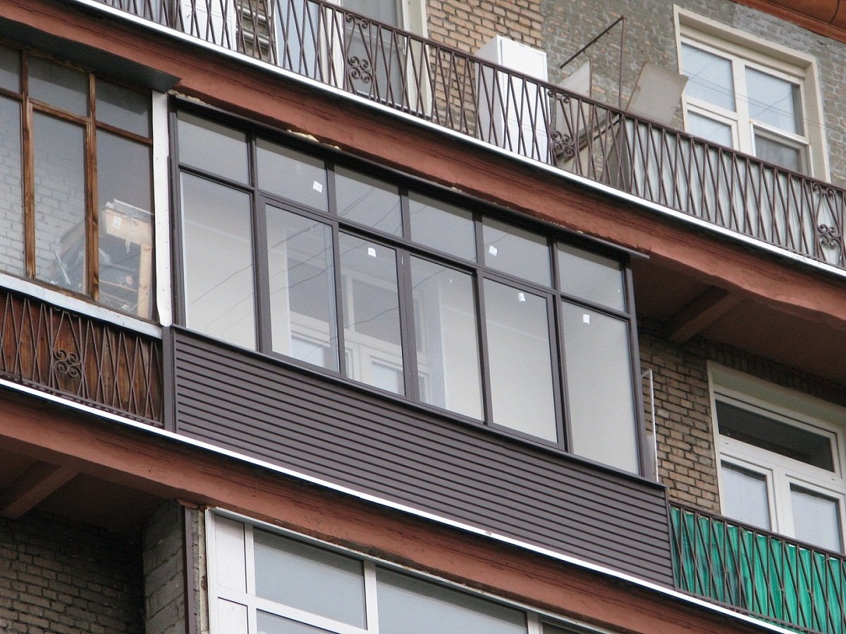 Холодное остекление балкона профилем Provedal и покраска профиля в цвет по каталогу в Подольске
