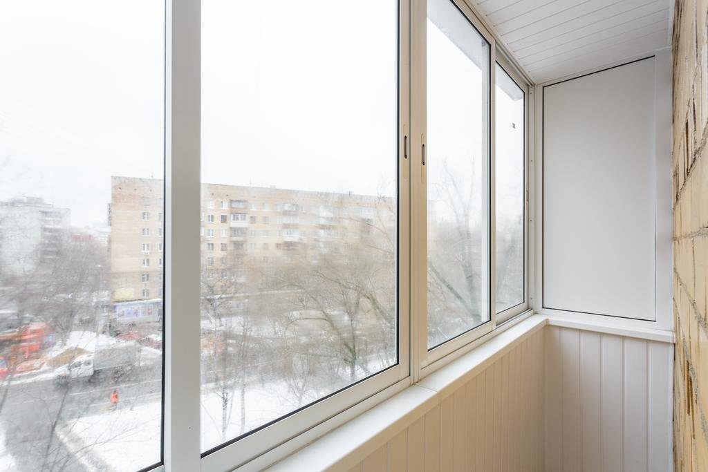 Холодное остекление балкона профилем Provedal и отделкой стен и потолка вагонкой ПВХ в Подольске