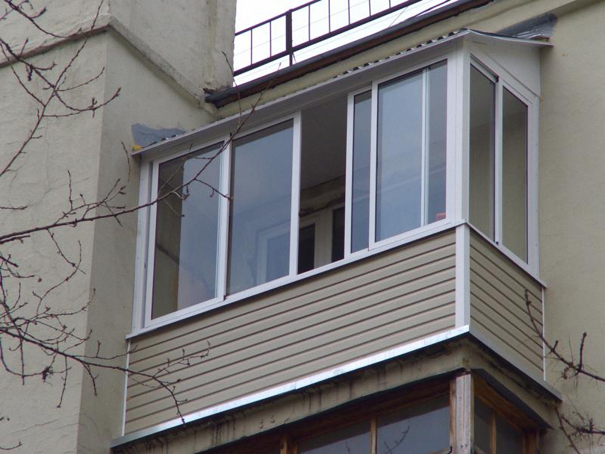Холодное остекление балкона раздвижными окнами с выносом и крышей в Подольске