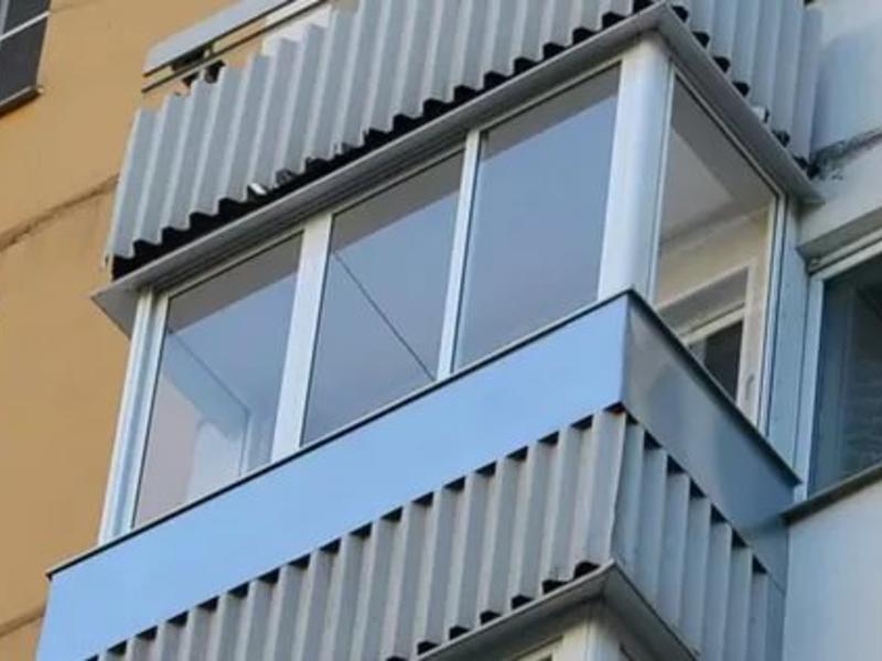 Холодное остекление балкона профилем Provedal и покрытие пола линолеумом в Подольске