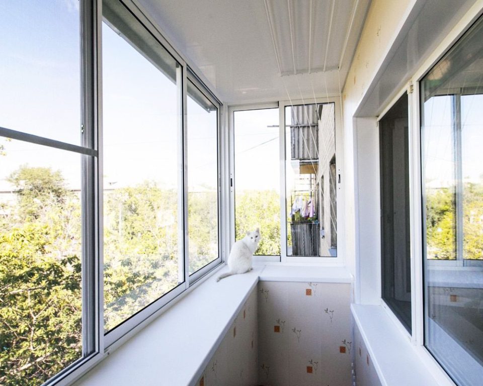 Холодное остекление балкона алюминиевыми окнами с выносом и сушилкой для белья в Подольске