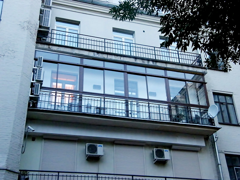 Панорамное остекление балкона с отделкой ограждения в Подольске