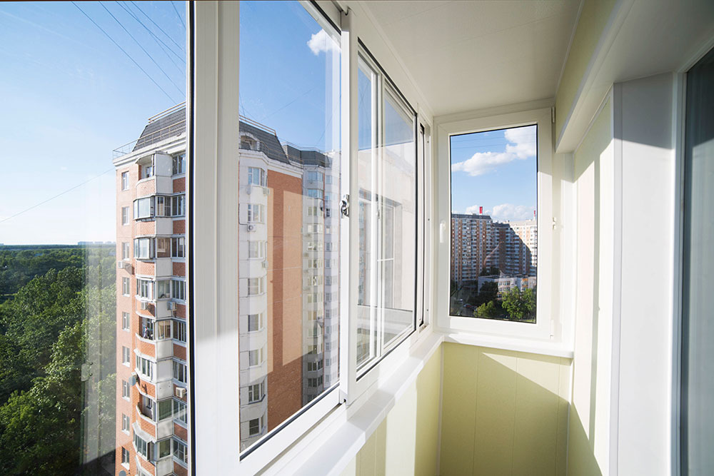 Холодное остекление раздвижными окнами с отделкой стен и потолка ламинированными панелями в Подольске