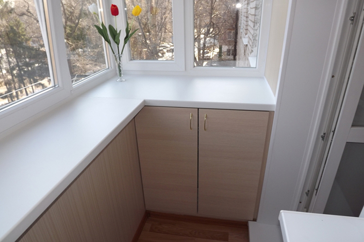 Теплое остекление пластиковыми окнами с выносом подоконника в Подольске