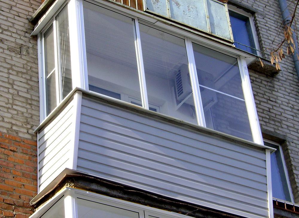 Холодное остекление алюминиевыми окнами с выносом и с внешней отделкой сайдингом в Подольске