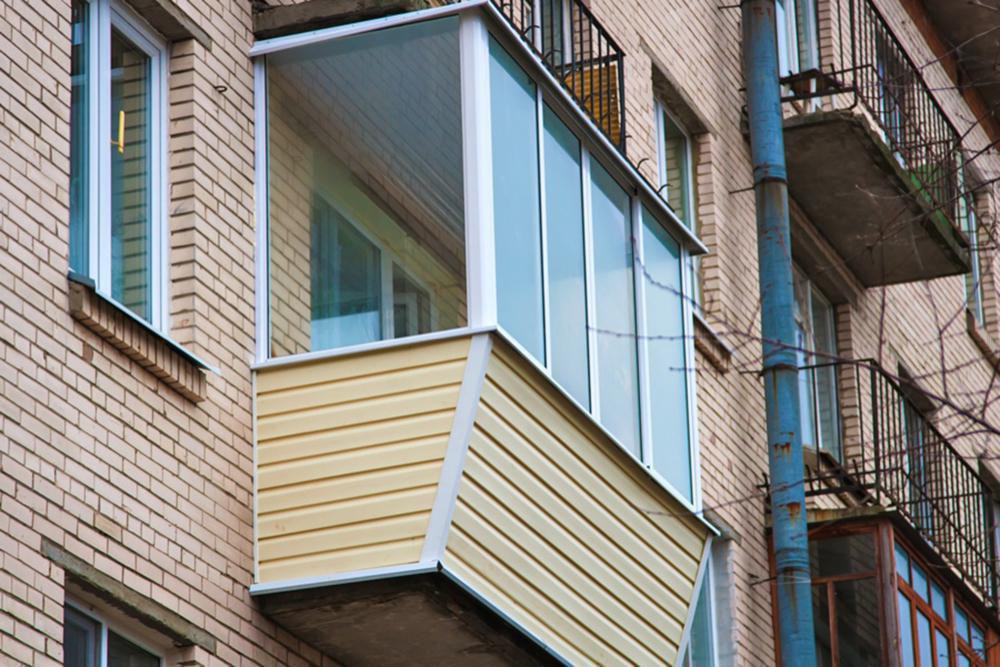 Холодное остекление балкона алюминиевыми окнами с внешней отделкой сайдингом с выносом и с шумопонижающими отливами в Подольске