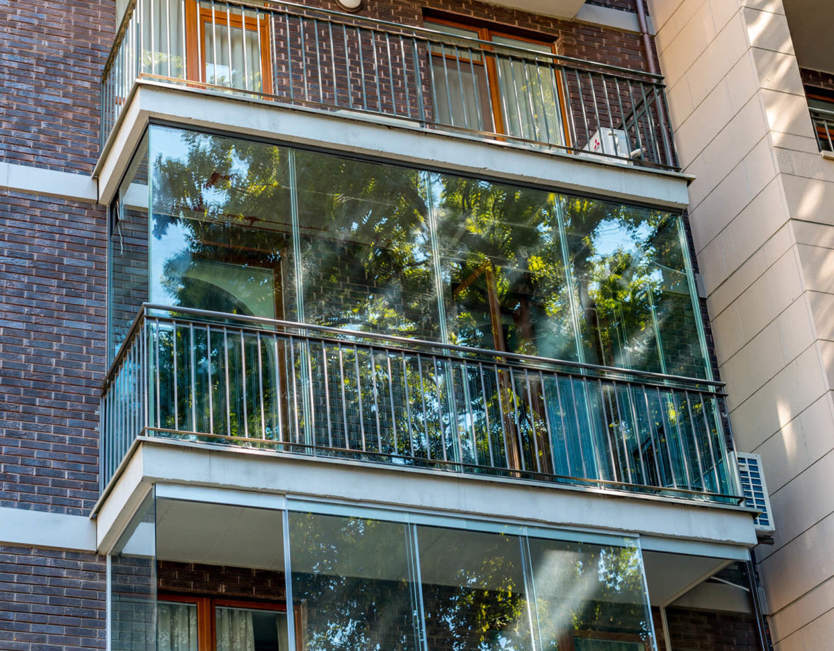 Безрамное остекление балкона с отделкой ограждений в Подольске