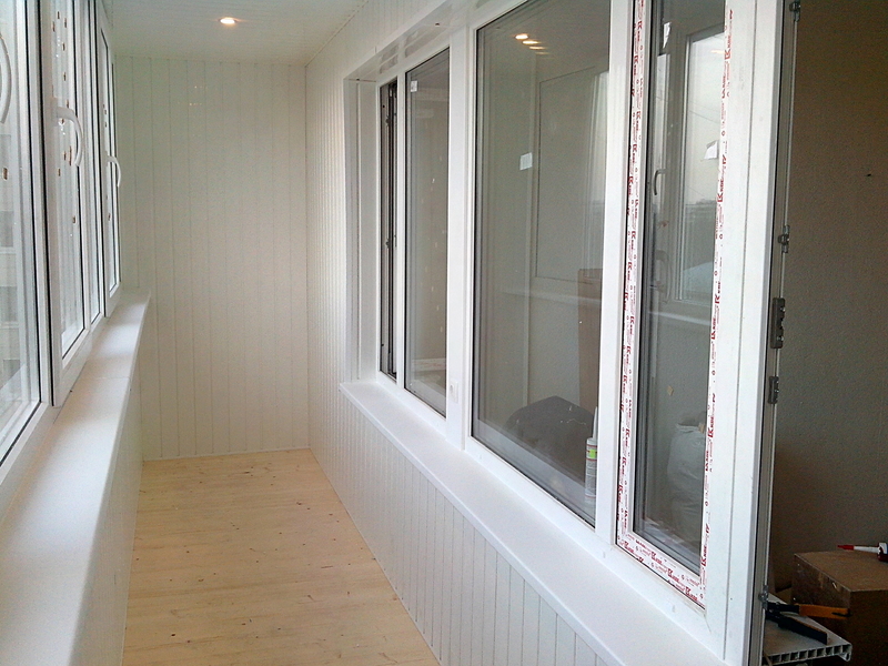 Теплое остекление балкона профилем rehau с утеплением и деревянной отделкой в Подольске