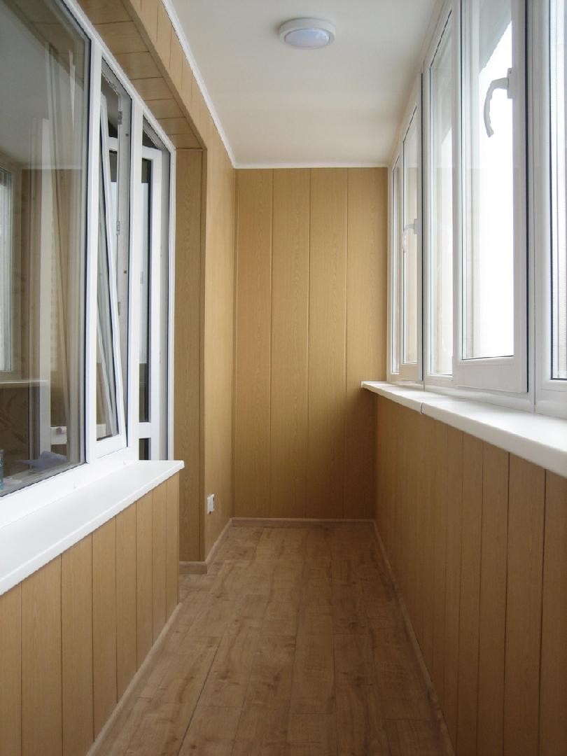 Теплое остекление лоджии и отделка стен и потолка ламинированными панелями в Подольске