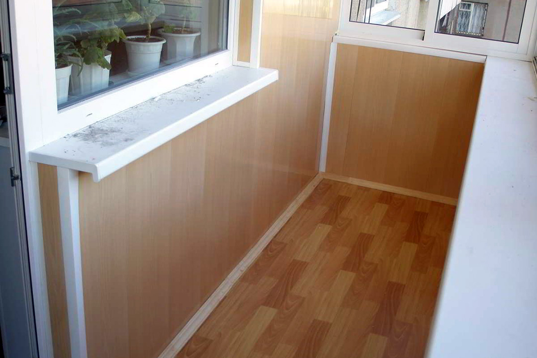 Теплое остекление балкона пластиковыми окнами и электрическим теплым полом в Подольске