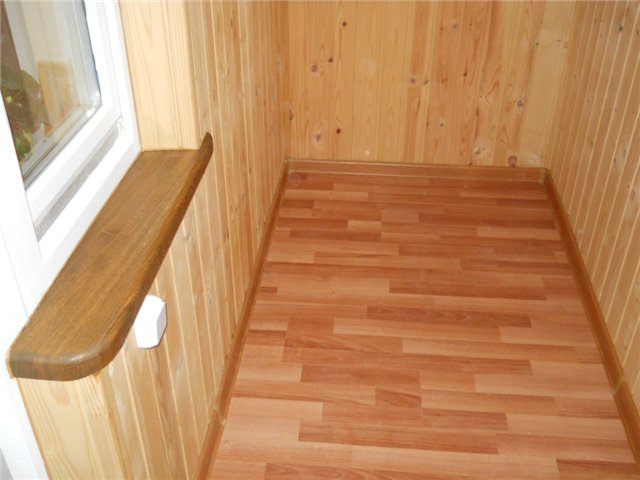 Теплое остекление балкона пластиковыми окнами установкой ИК-обогрева на стены в Подольске